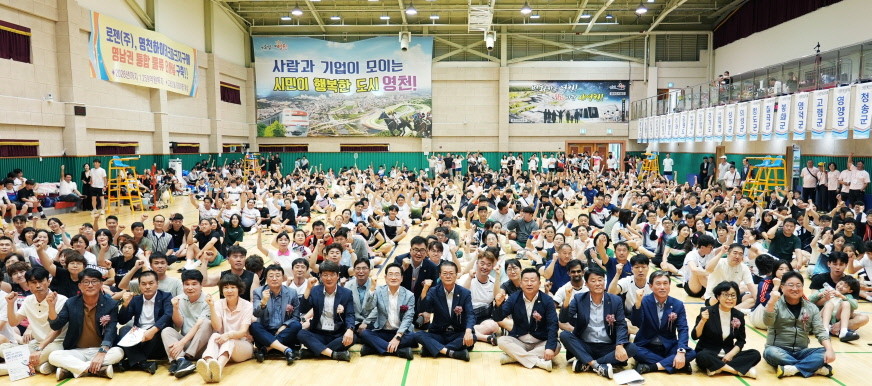 지난 7일 영천생활체육관에서 열린 제16회 스타영천 오픈 배드민턴대회 개회식에서 참가자와 내빈들이 함께 기념촬영을 하고 있다. / 영천시 제공