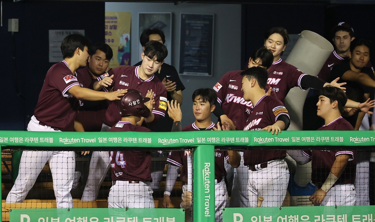 지난달 29일 오후 서울 송파구 잠실야구장에서 열린 프로야구 '2025 신한 SOL뱅크 KBO 리그' 키움 히어로즈와 LG 트윈스의 경기, 키움 송성문이 5회초 2사 3루 상황 이주형의 적시타 때 득점에 성공한 후 동료들의 축하를 받고 있다. / 뉴스1