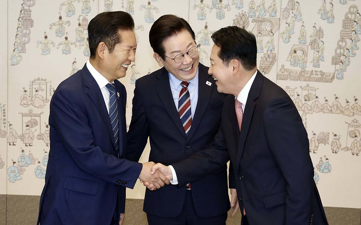 이재명 대통령이 8일 용산 대통령실에서 여야 지도부 오찬 회동에 참석한 더불어민주당 정청래 대표, 국민의힘 장동혁 대표와 기념촬영을 하고 있다. / 연합뉴