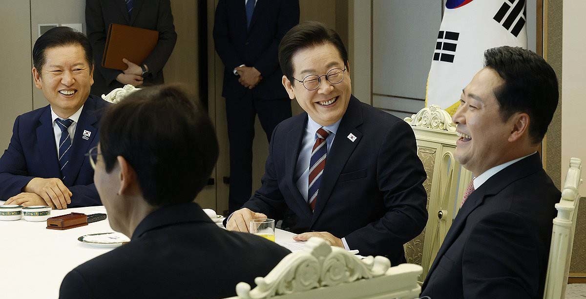이재명 대통령이 8일 용산 대통령실에서 여야 지도부 오찬 회동을 하고 있다. 왼쪽부터 더불어민주당 정청래 대표, 이 대통령, 국민의힘 장동혁 대표.  / 연합뉴스