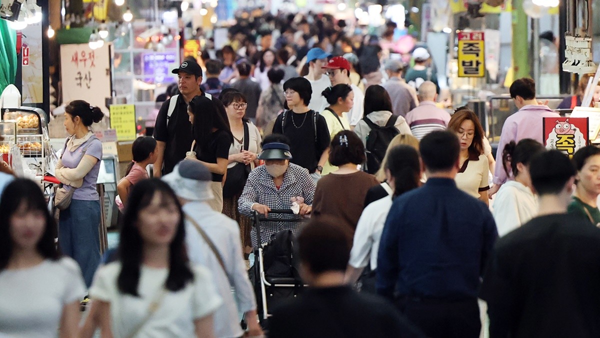 시민들로 붐비는 시장 자료 사진 / 뉴스1