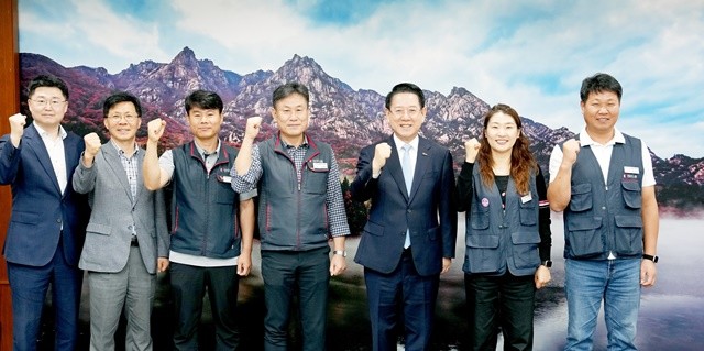 김영록 전라남도지사가 8일 도청 접견실에서 이병용 민주노총 전남지역본부장을 면담하고 기념촬영을 하고 있다.