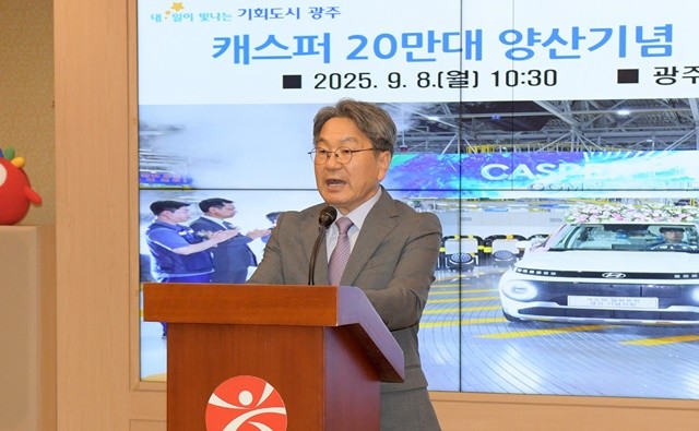 강기정 광주광역시장이 8일 오전 시청 비즈니스룸에서 열린 광주글로벌모터스 캐스퍼 20만대 양산 기념 근무유공자 표창식에 참석해 축하인사를 하고 있다. /광주광역시 제공