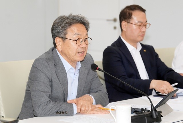 강기정 광주광역시장이 8일 오후 시청 소회의실에서 열린 간부회의를 주재하고 있다. /광주광역시 제공