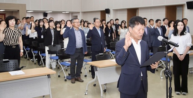 8일 본청 대회의실에서 ‘갑질 근절과 하이파이브 실천수칙 준수 서약식’이 진행되고 있다.