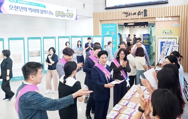 김대중 전라남도교육감이 5일 청사 로비에서 열린 ‘양성평등 퀴즈풀이’에 참여하고 있다.