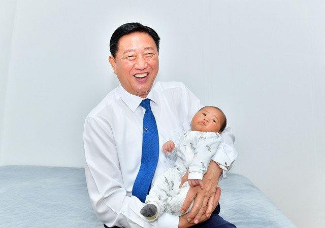 김한종 장성군수가 장성읍 이도윤 아기를 안고 있다.