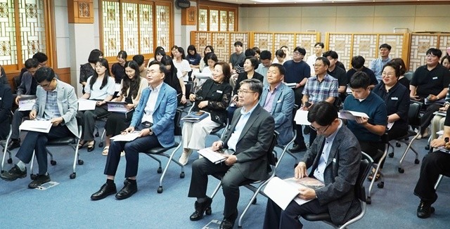나주시가 최근 시청 이화실에서 ‘영산강 한반도지형 파노라마 전망대 제작 및 설치 사업’ 착수보고회를 진행했다.