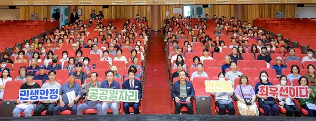 8일 2025년 하반기 공공일자리사업 참여자들이 안전사고 예방교육을 받은 후 안전 최우선 의지를 다지며 단체사진을 촬영하고 있다
