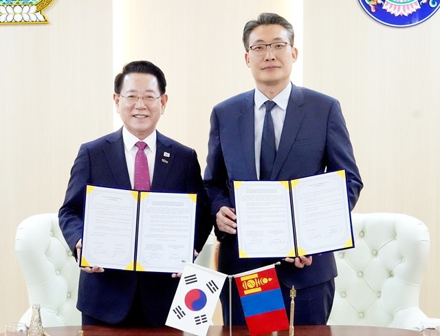 전라남도는 지난 7일까지 3박 4일간의 몽골 공식 방문을 통해 다양한 분야에서 협력 기반을 마련했다고 밝혔다. 김영록 전라남도지사가 5일(현지시간) 울란바토르시청에서 아마르투브신 암갈란바타르 울란바토르부시장과 ‘전남도-울란바토르시 우호 교류 협약’을 하고 있다.