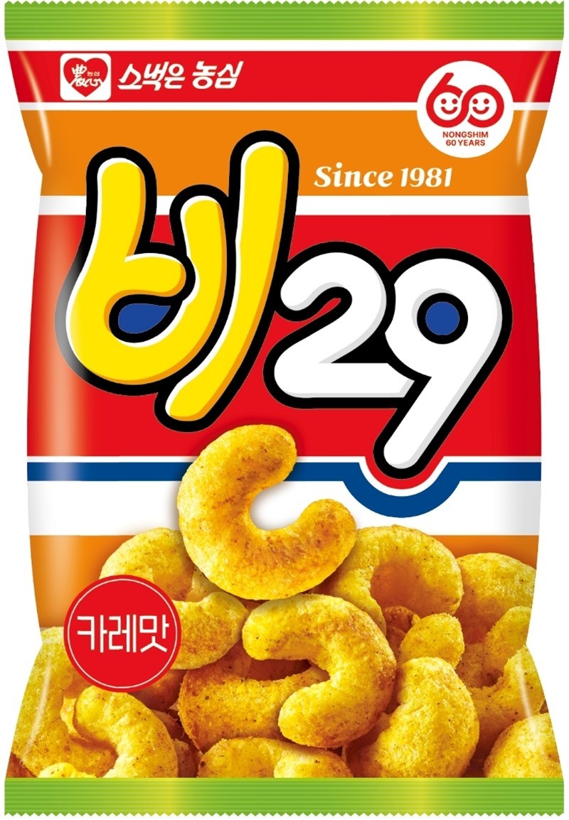 농심 '비29' 과자 모습. 농심이 소비자들의 성원에 힘입어 '비29' 과자 판매 채널을 확대한다고 9일 밝혔다. 농심에 따르면 현재 편의점 CU에서 판매하고 있는 '비29' 과자의 유통망을 9월 15일부터 편의점 전 채널로 확대한다. 이후 대형마트 및 온라인몰 등으로도 넓혀 나간다는 계획이다. 이와 관련해 농심 관계자는 ''비29'에 대한 소비자들의 뜨거운 성원에 보답하고자 더 많은 채널에서 만나볼 수 있도록 판매처를 확대했다'라며 '앞으로도 '비29'만의 복고 감성과 차별화된 맛을 알려 나갈 것'이라고 말했다. / 농심 제공