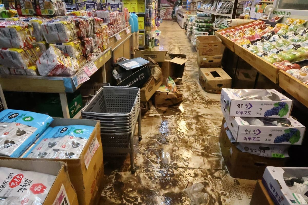 밤사이 시간당 150㎜ 이상의 강한 비가 내린 7일 오전, 물에 잠겼던 전북 군산시 나운동의 한 마트 바닥이 흙탕물로 지저분하다. / 연합뉴스