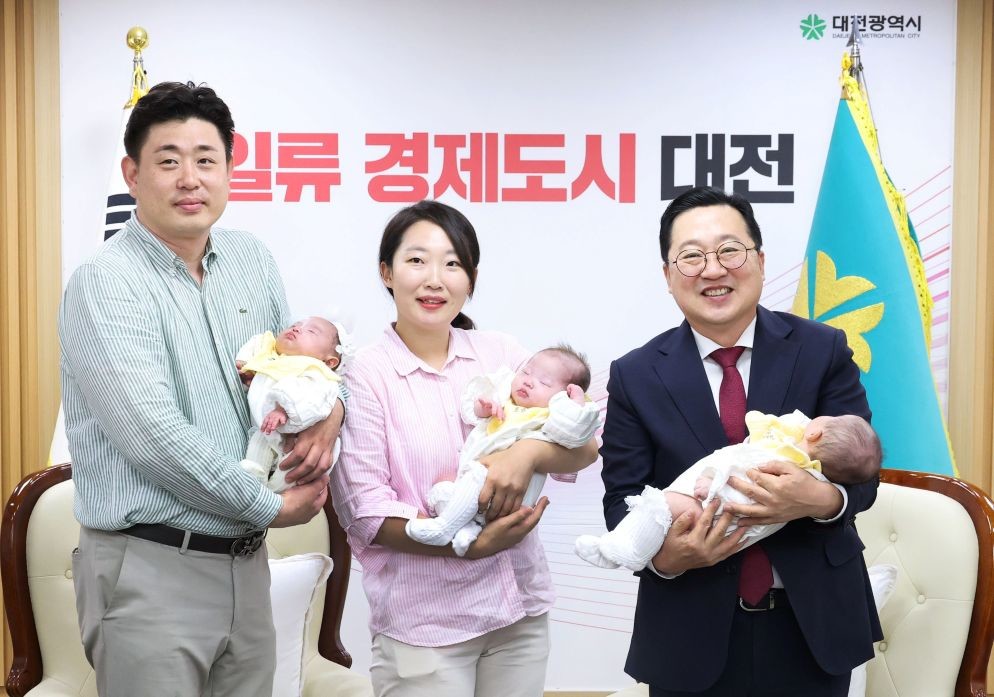 “세쌍둥이 모두 무럭무럭 자라길… 이장우 대전시장과 함께 백일잔치 / 대전시