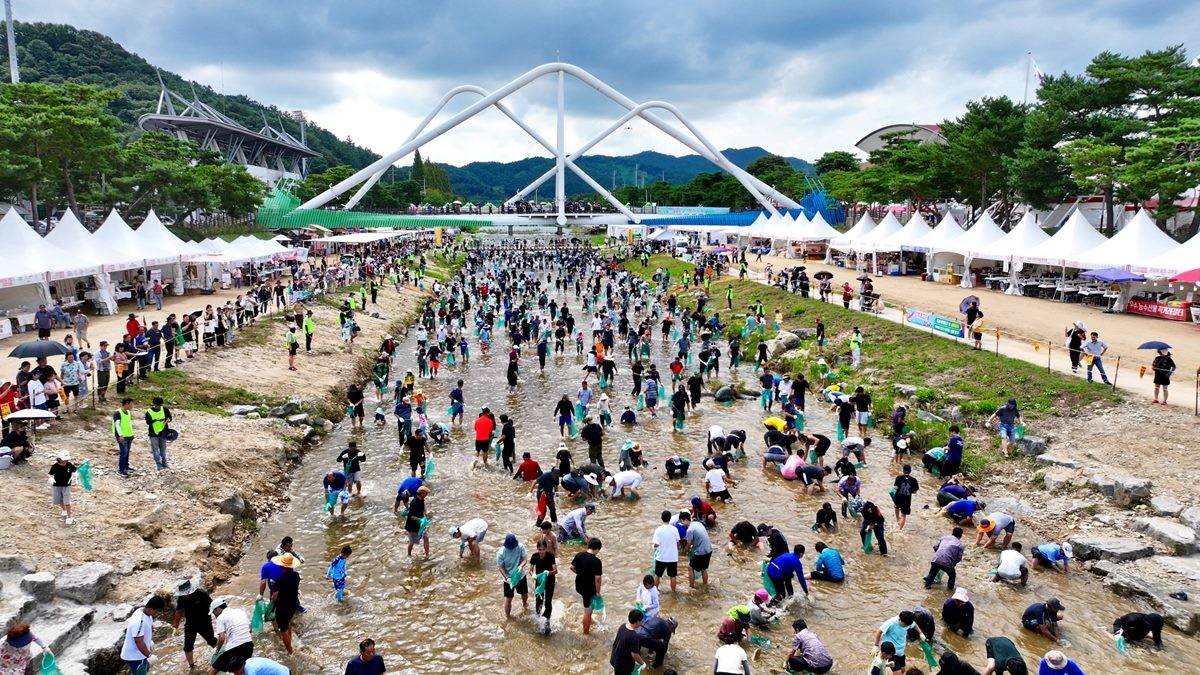 동진천 가득 메운 2025 괴산고추축제 참가자들 / 뉴스1