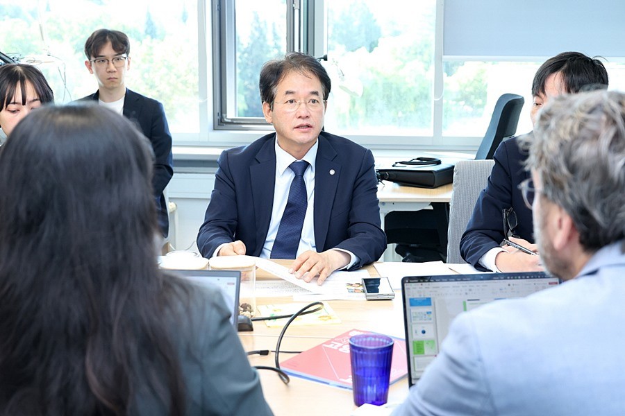 리포타입 관계자들에게 설명하는 이동환 고양특례시장