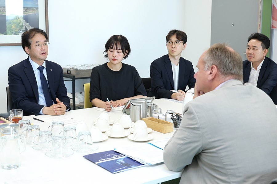 디르크 힐베르트(Dirk Hilbert) 드레스덴 시장과 논의하는 이동환 고양특례시장(왼쪽에서 첫 번째)