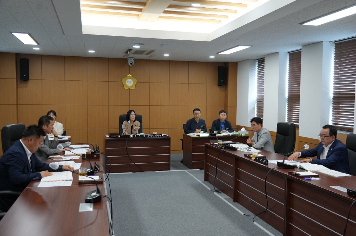 영천시의회 행정문화복지위원회는 지난 3일부터 9일까지 7일간 제247회 임시회 상임위원회 활동을 펼쳤다. 사진은 제247회 임시회 행정문화복지위원회 회의 모습 / 영천시의회 제공