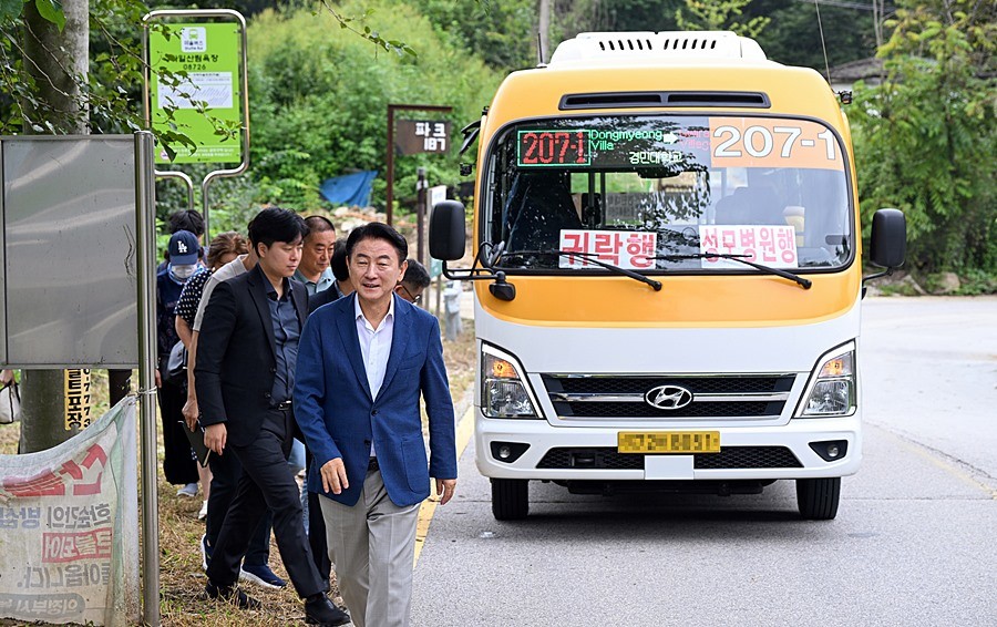 김동근 시장이 9월 9일 자일동 현장 점검을 위해 마을버스 207-1번에서 하차해 자일산림욕장으로 향하고 있다
