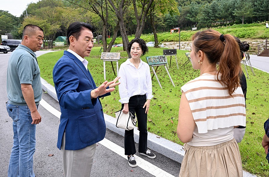 김동근 시장이 9월 9일 자일산림욕장에서 현장 점검을 진행하며 주민들과 소통하고 있다