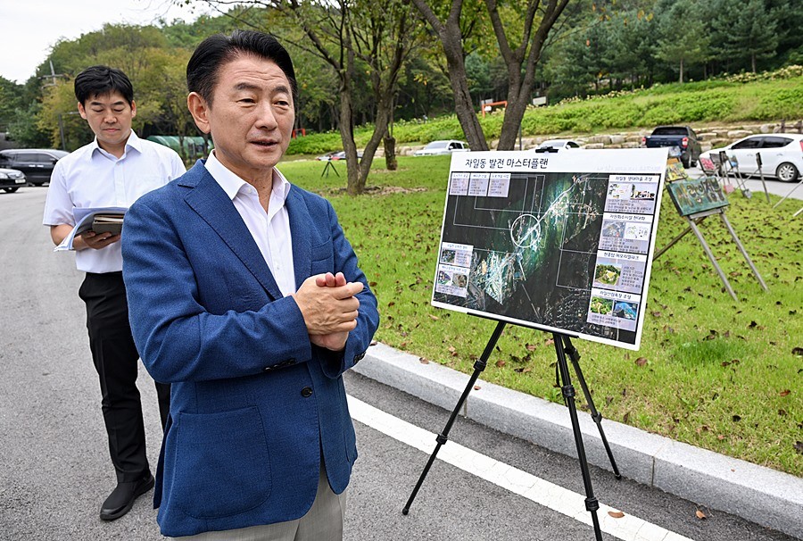 김동근 시장이 9월 9일 자일산림욕장에서 주민들에게 자일동 발전 마스터플랜을 설명하고 있다