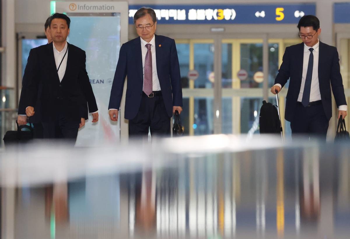 조현 외교부 장관이 지난 8일 오후 인천공항에서 미국 이민 당국의 한국인 노동자 구금 관련 협의를 위해 미국 워싱턴 D.C로 출국 하고 있다 / 뉴스1