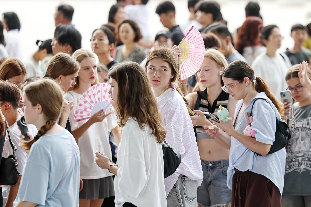 산구 국립중앙박물관 전시실 앞 광장에서 외국인 학생들이 줄을 서 전시실로 입장하고 있다 / 뉴스1