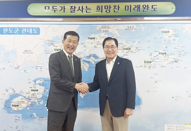 완도군, 일본 대도시와 교류 확대를 위한 정책 간담회 개최(좌 홍만표 박사, 우 신우철 군수)