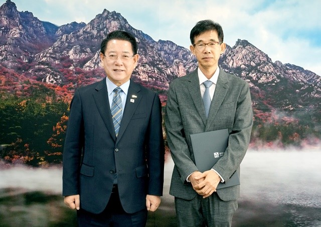 김영록 전라남도지사가 10일 도청 접견실에서 박중환 남도의병역사박물관 개관준비단장에게 임용장을 수여하고 기념촬영을 하고 있다.