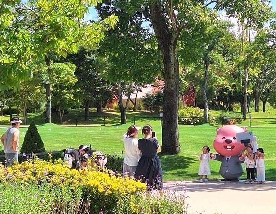 순천만국가정원을 방문한 관람객들이 정원워케이션에서 잔망루피와 함께 기념사진을 찍고 있다.