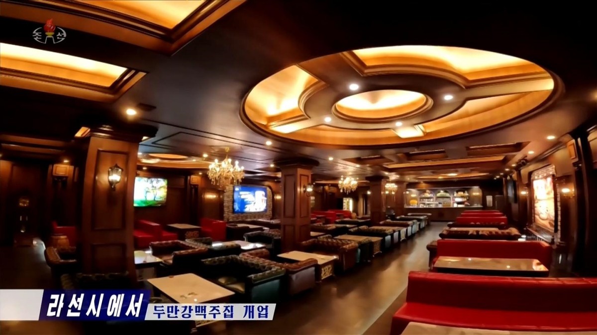 북한 라선시 '두만강맥주집' 사진 / 조선중앙TV - 연합뉴스