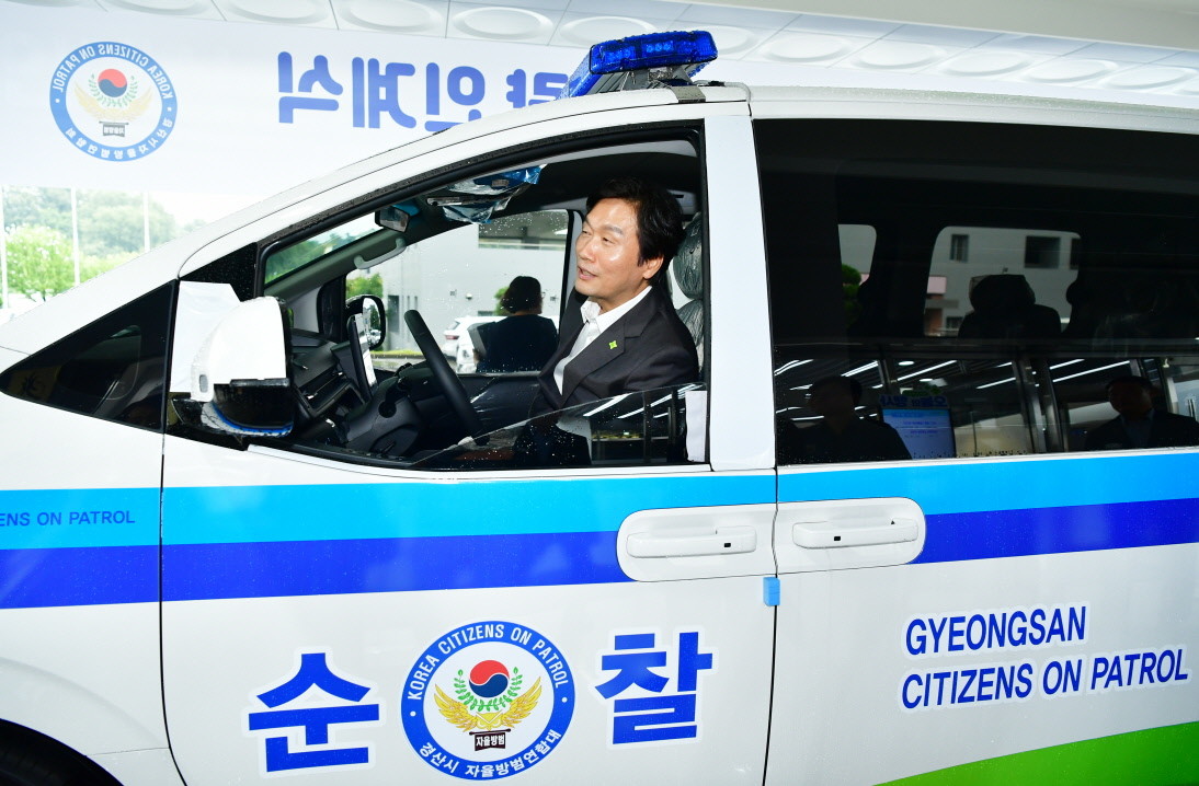 조현일 경산시장이 경산시 자율방범대 순찰차량에 탑승하고 있다. / 경산시 제공