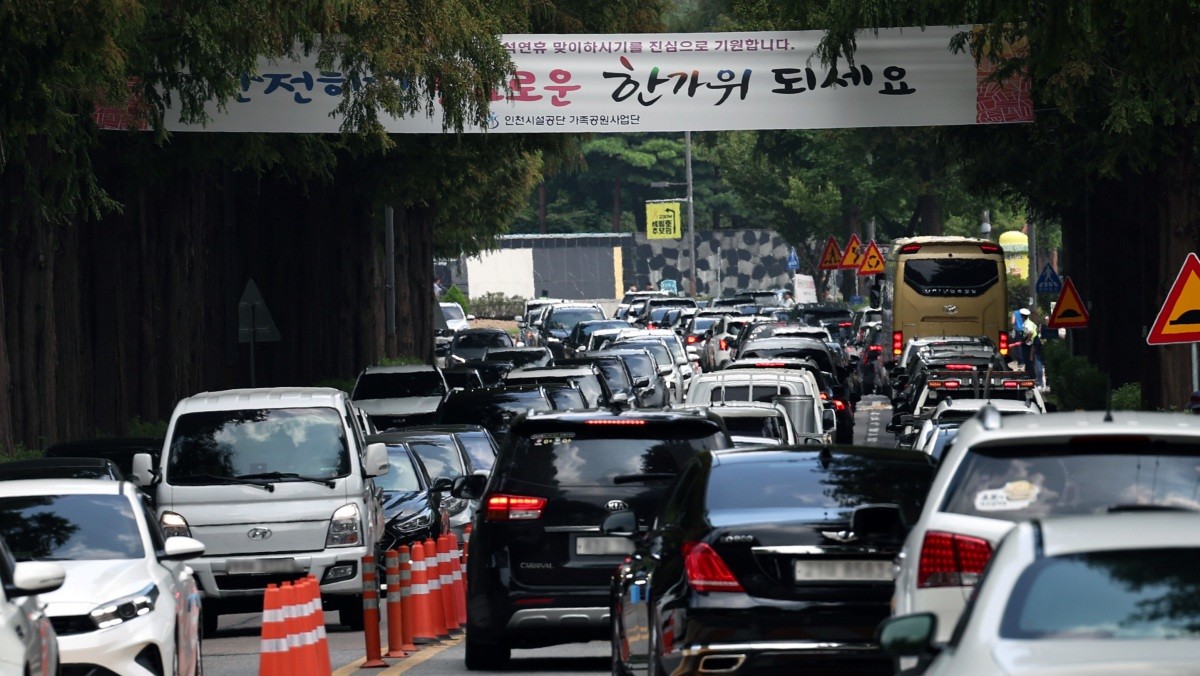 성묘객들의 차량행렬로 붐비고 있다. 기사의 이해를 돕기 위한 사진 / 뉴스1