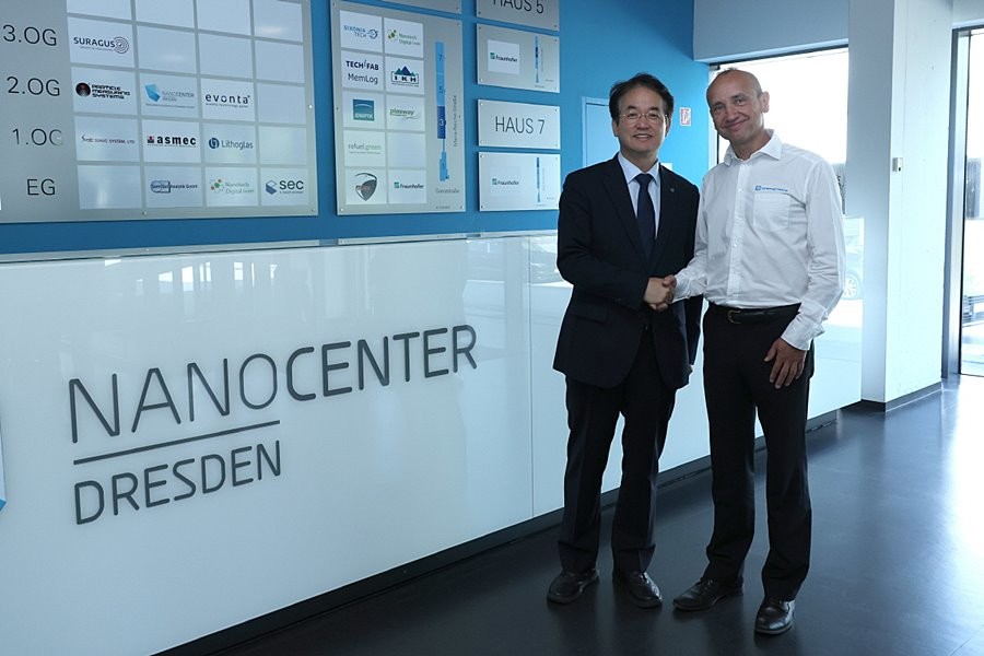 칩메트릭스(CHIPMETRICS)를 방문한 이동환 고양특례시장(왼쪽부터 이동환 고양특례시장, 토마스 베르너(Thomas Werner) 웨이퍼 계측 사업부장)