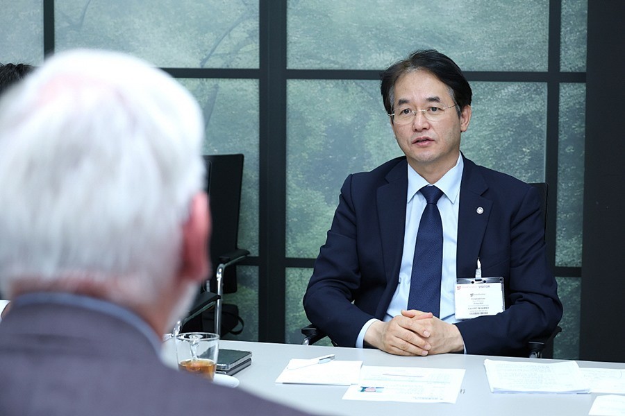 글로벌파운드리(GlobalFoundries Inc.)를 방문해 고양시 비전을 제시하고 협력 및 투자유치를 논의하는 이동환 고양특례시장