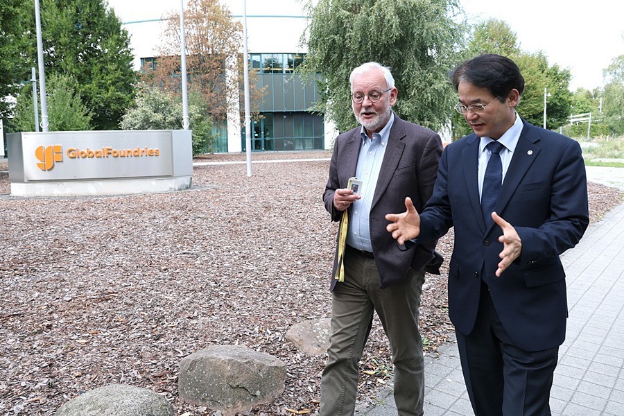 글로벌파운드리(GlobalFoundries Inc.) 방문(왼쪽부터 옌스 드레우스(Jens Drews) 정부 업무 담당이사, 이동환 고양특례시장)