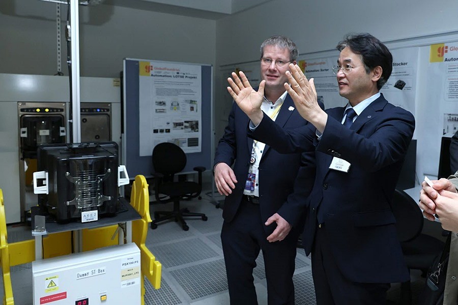 글로벌파운드리(GlobalFoundries Inc.) 방문해 관계자 설명을 듣는 이동환 고양특례시장(왼쪽부터 프랭크 야쿠보스키(Frank Jakubowski) 제조 운영 수석 이사, 이동환 고양특례시장)