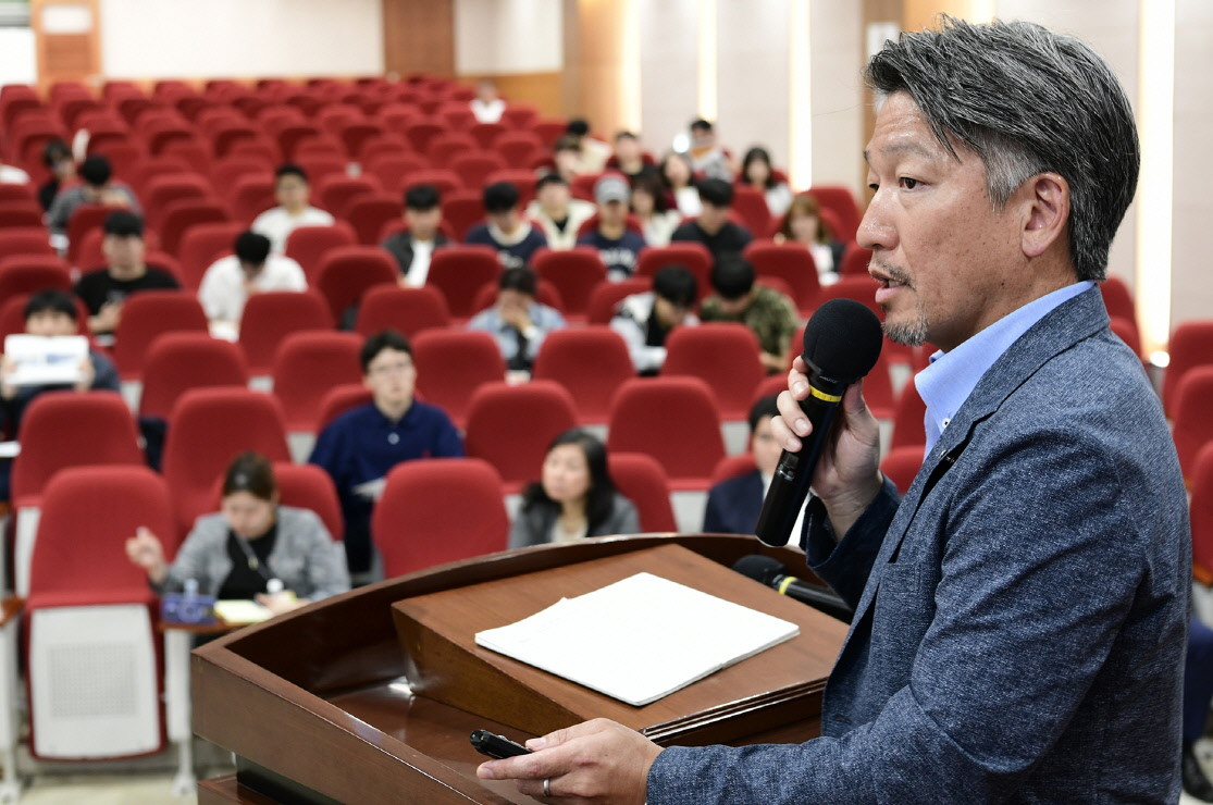 2025 해외취업페어에 참석한 ‘일본핏토’ 우라사키 노조무 대표가 기업설명을 하고 있다. / 영진전문대 제공