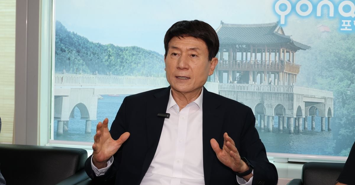 이강덕 포항시장은 10일 시청 브리핑룸에서 이달 초 미국과 유럽 방문 성과를 설명하며 포항 철강산업과 지역경제 살리기 위한 모든 노력을 다하겠다고 밝혔다./포항시