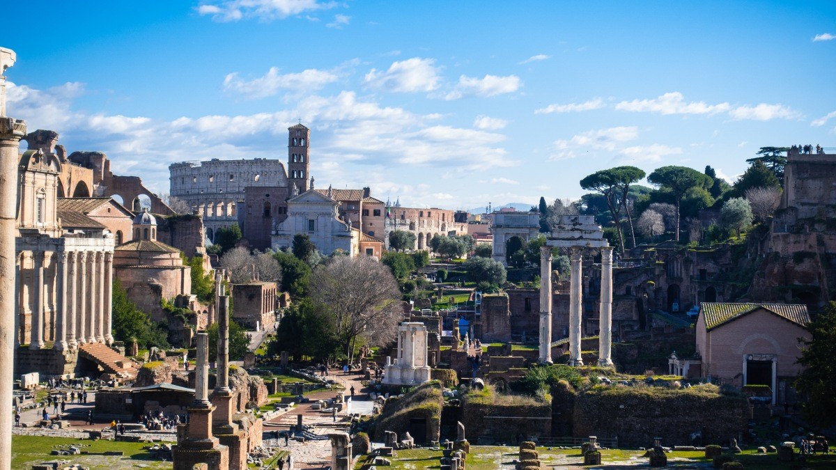 포럼 로마눔(Forum Romanum)을 통해 콜로세움(Coliseum)까지 이어지는 아름다운 풍경, / blueflanker-shutterstock.com