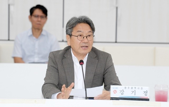 강기정 광주광역시장이 10일 오전 시청 중회의실에서 열린 2025 청렴사회 민·관협의회 회의에 참석해 인사말을 하고 있다. /광주광역시 제공