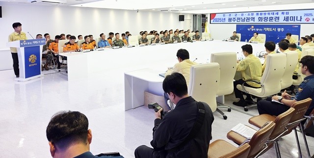 고광완 광주시 행정부시장이 10일 오전 시청 충무시설에서 열린 ‘2025 화랑훈련 세미나’에 참석해 안보역량 강화를 위한 방안 등을 논의하고 있다./광주광역시 제공