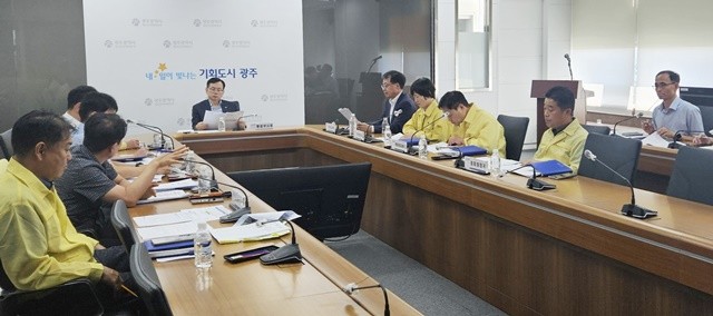 고광완 행정부시장이 10일 시청에서 열린 ‘공공분야 중대재해 예방을 위한 안전점검 회의'에 참석해 회의를 주재하고 있다./광주광역시 제공