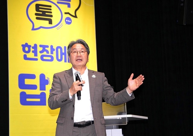 강기정 광주광역시장이 10일 국립아시아문화전당 내 어린이극장에서 열린 ‘동장과의 현장 톡톡’에서 주요 시정 현안을 설명하고 있다. /광주광역시 제공