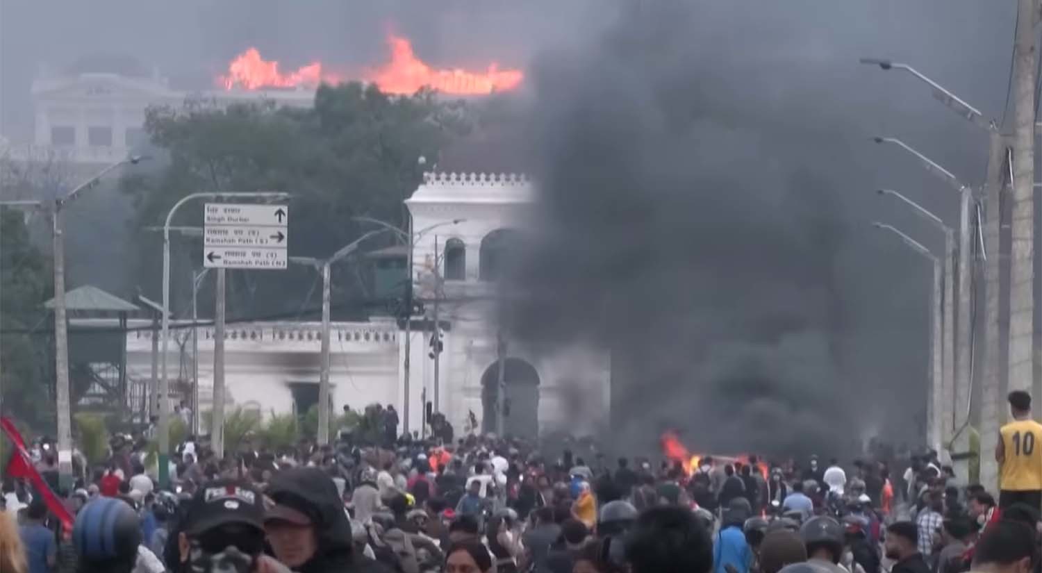 의회 의사당을 비롟해 대법원과 검찰청, 정부 부처가 밀집한 행정 단지에서도 불이 났다. / 연합뉴스 유튜브 영상 캡처