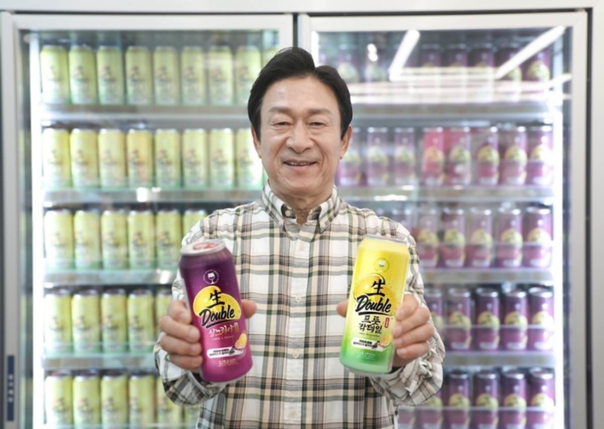 '생더블 하이볼' 2종 소개하고 있는 배우 김응수. / CU 제공