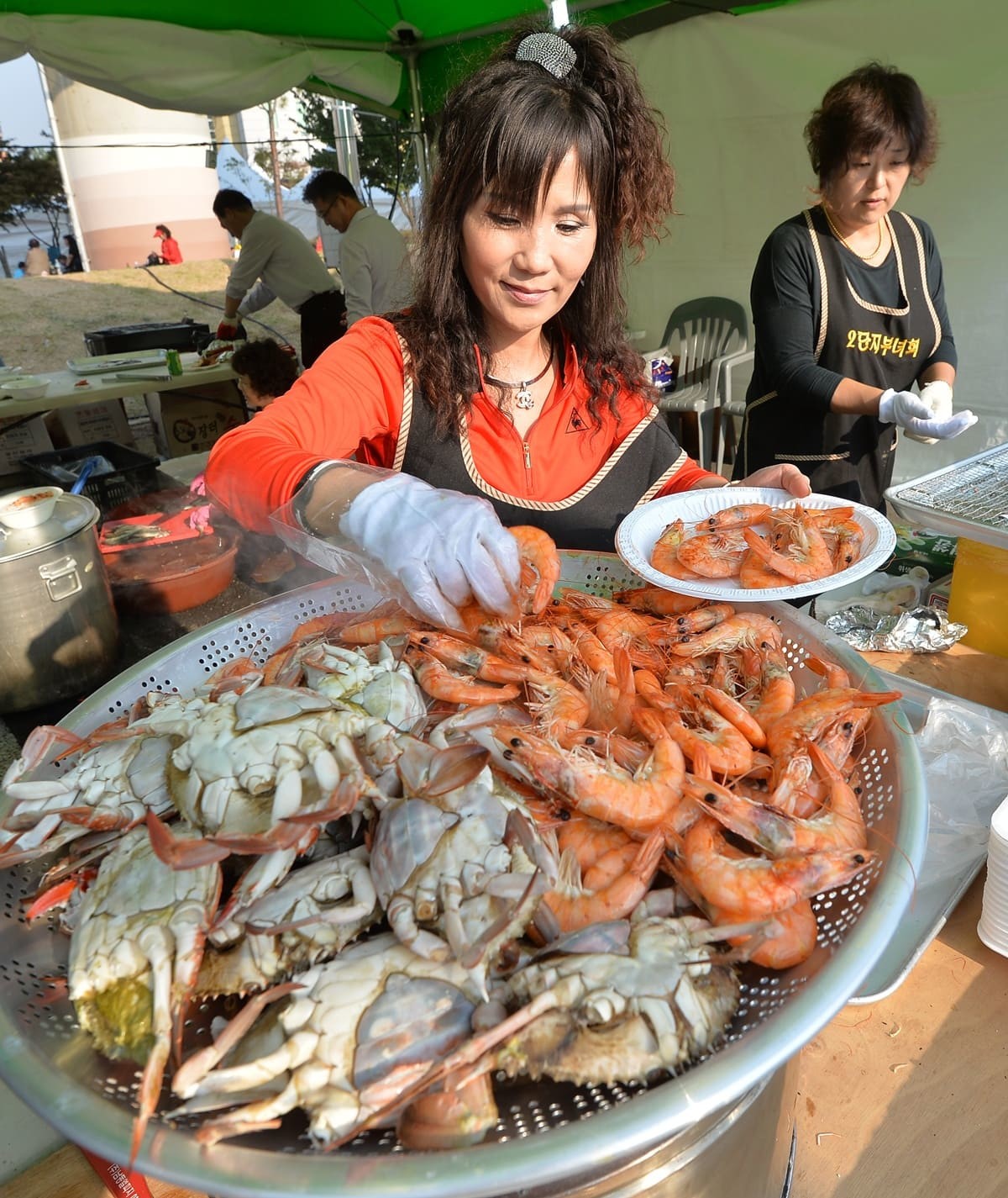 인천 소래포구 축제에서 상인들이 대하와 꽃게찜을 준비하고 있다. / 뉴스1