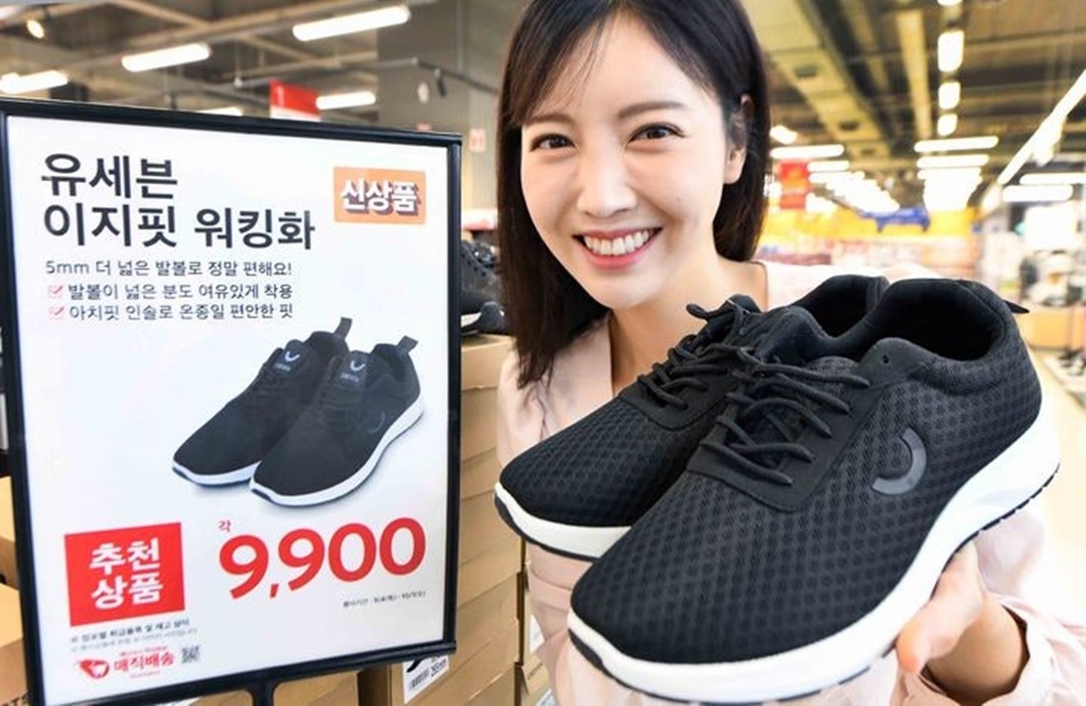 홈플러스는 9900원짜리 '유세븐 이지핏 워킹화'를 선보였다고 11일 밝혔다. 홈플러스에 따르면 '유세븐 이지핏 워킹화'는 마케팅 비용을 없애 판매가를 대폭 낮췄다. 유통업계 운동화 단독 상품 가운데 최저가 수준이다. 해당 워킹화는 지난 4일부터 홈플러스에서 판매를 시작해 일주일 만에 3000켤레가 넘게 팔렸다. / 홈플러스 제공