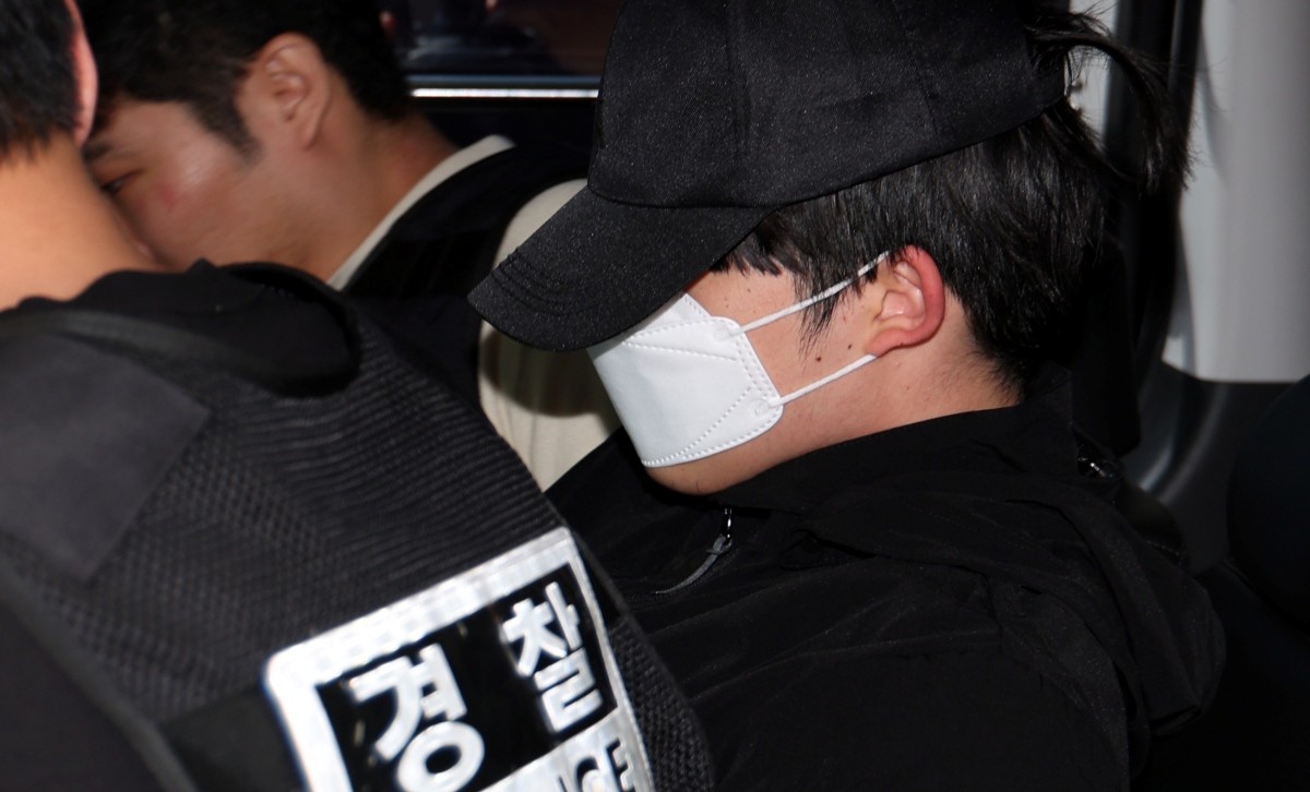 여자친구를 흉기로 찔러 살해한 혐의(살인)를 받는 20대 의대생 최모 씨가 검찰 송치를 위해 이동하고 있다.