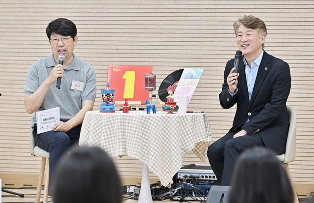 김이강 광주 서구청장이 11일 서구화정청소년문화의집에서 열린 '함께서구 행복학교 2기' Lecture Concert에서 참석자들과 '행복한 도시는 어떻게 만들어 지는가' 주제로 토크콘서트를 하고 있다. 광주 서구 제공