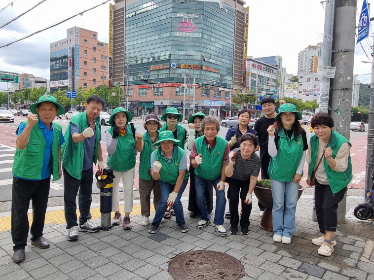 대구 북구 태전2동 새마을 협의회·부녀회 회원들이 10일 대구병원 네거리와 태전2동 행정복지센터 일대 및 클린 화단에 가을꽃 심기 활동 후 기념촬영을 하고 있다. / 대구 북구 제공
